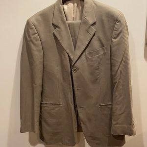 Look sharp in a Jones New York sharkskin style suit, wool and silk 38L